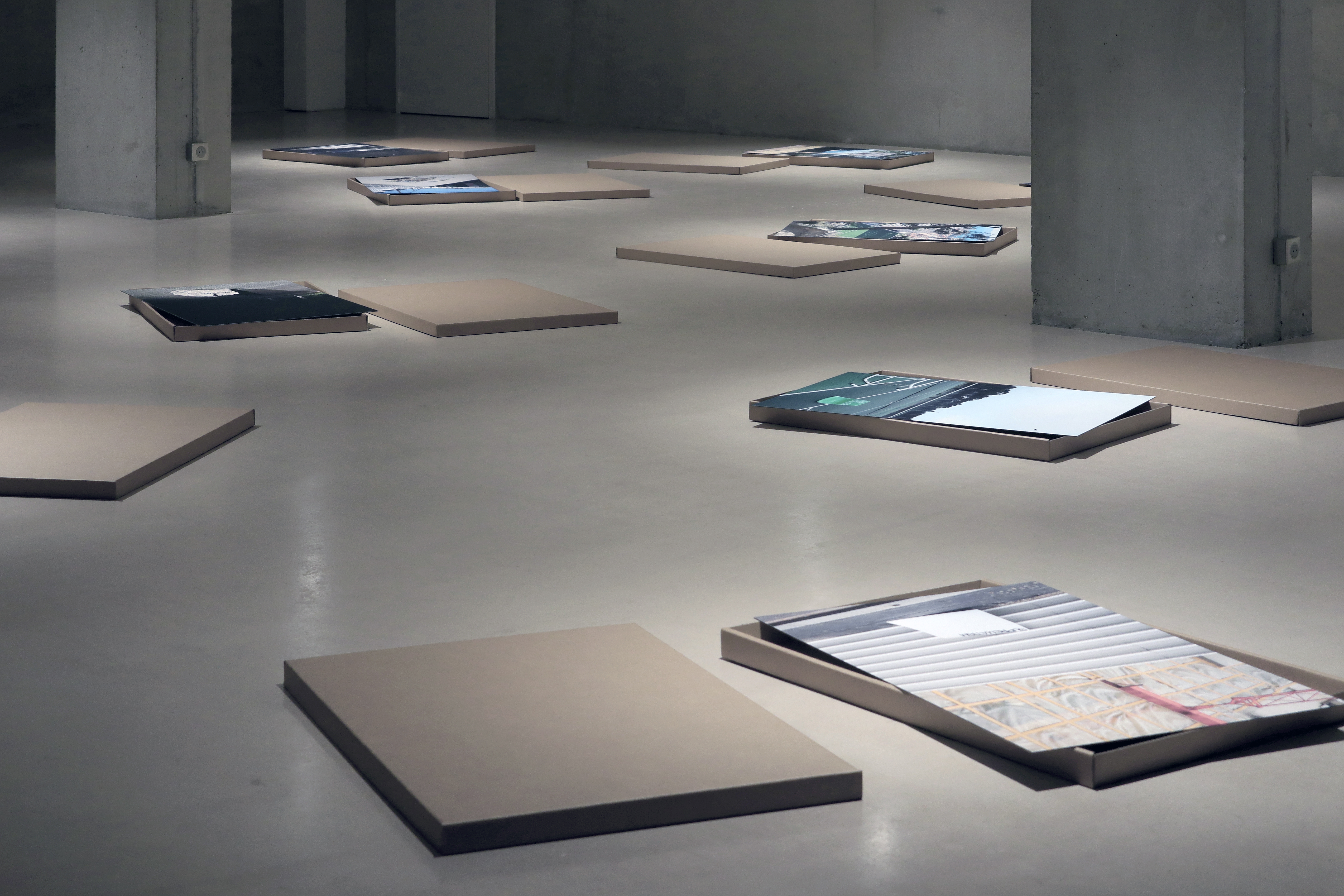 Laurent Lacotte - Vue d'exposition, Tirages pigmentaires contrecollés sur dibond, 90 x 60 cm, boîtes en carton.<c>©</c> L L 